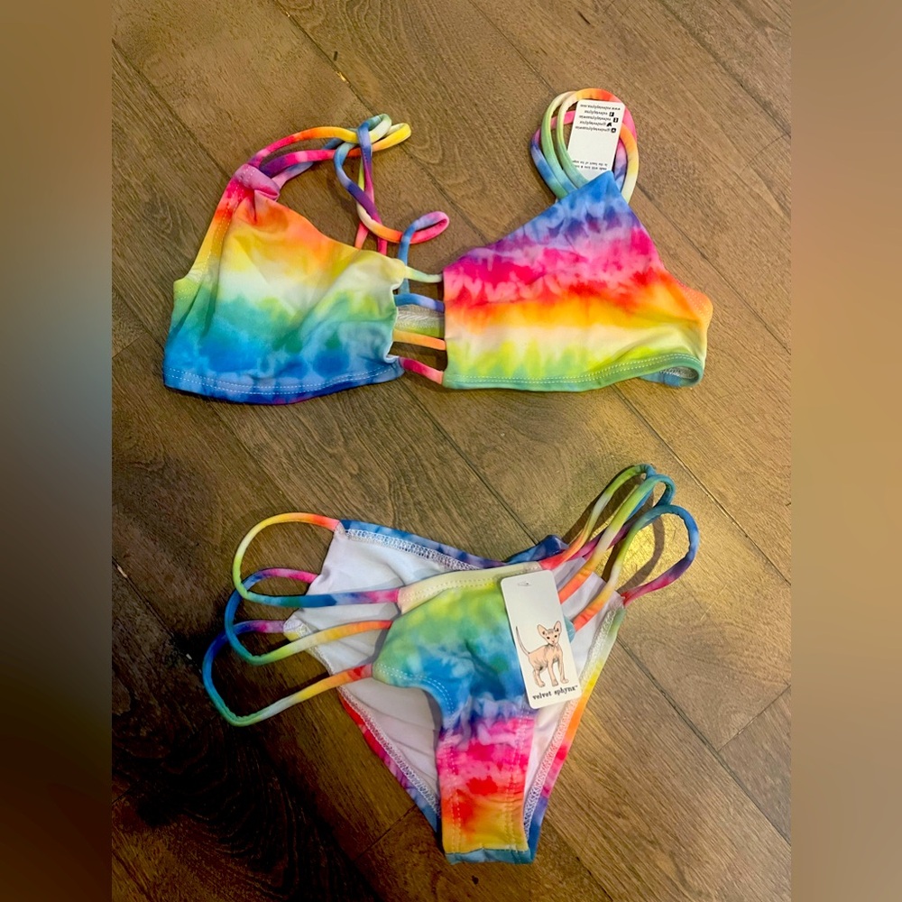 Velvet Sphynx Swimwear Bikini Set
Tie dye Small Top and bottom new with tag